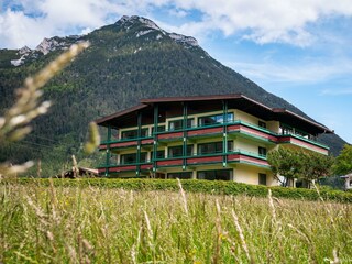 03 Umgeben von Wiesen