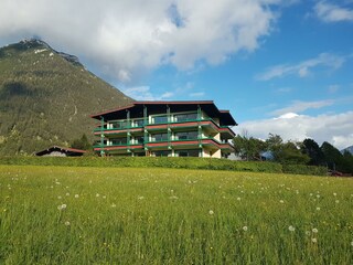 93 umgeben von Wiesen