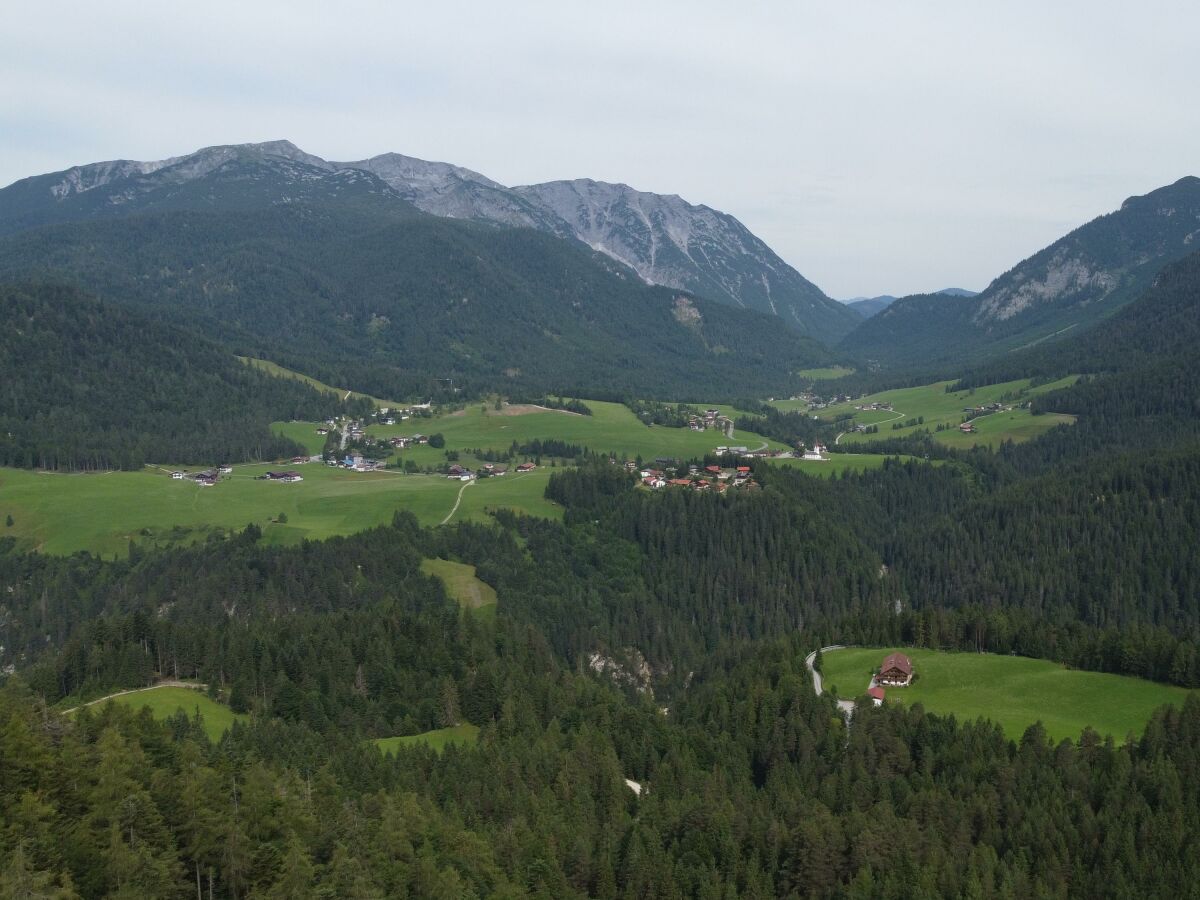 Blick nach Steinberg und zum Hausberg Guffert