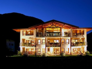 Alpenvital beleuchtet - bei Nacht