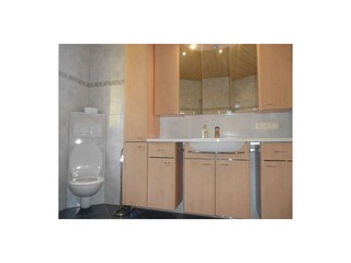 Waschtisch, WC - Ferienwohnung Nicole