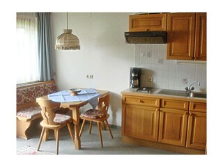 Küche und Esstisch - Ferienwohnung 2-4 Personen