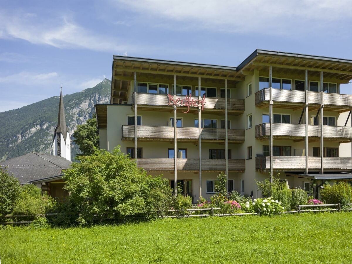 Hotel Garni Berghof - Außenansicht vom Golfplatz