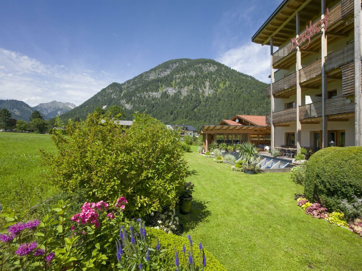 Hotel Garni Berghof - Außenansicht vom Garten