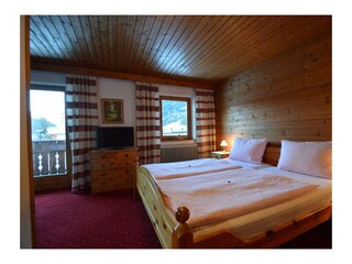 TV und Balkon im Zwölferkopf Zimmer