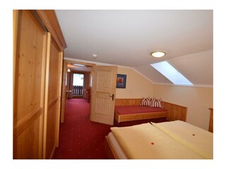 Schlafzimmer mit Einzelbett - Familienzimmer