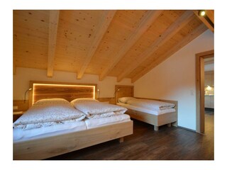 Doppel- und Einzelbett im Schlafzimmer