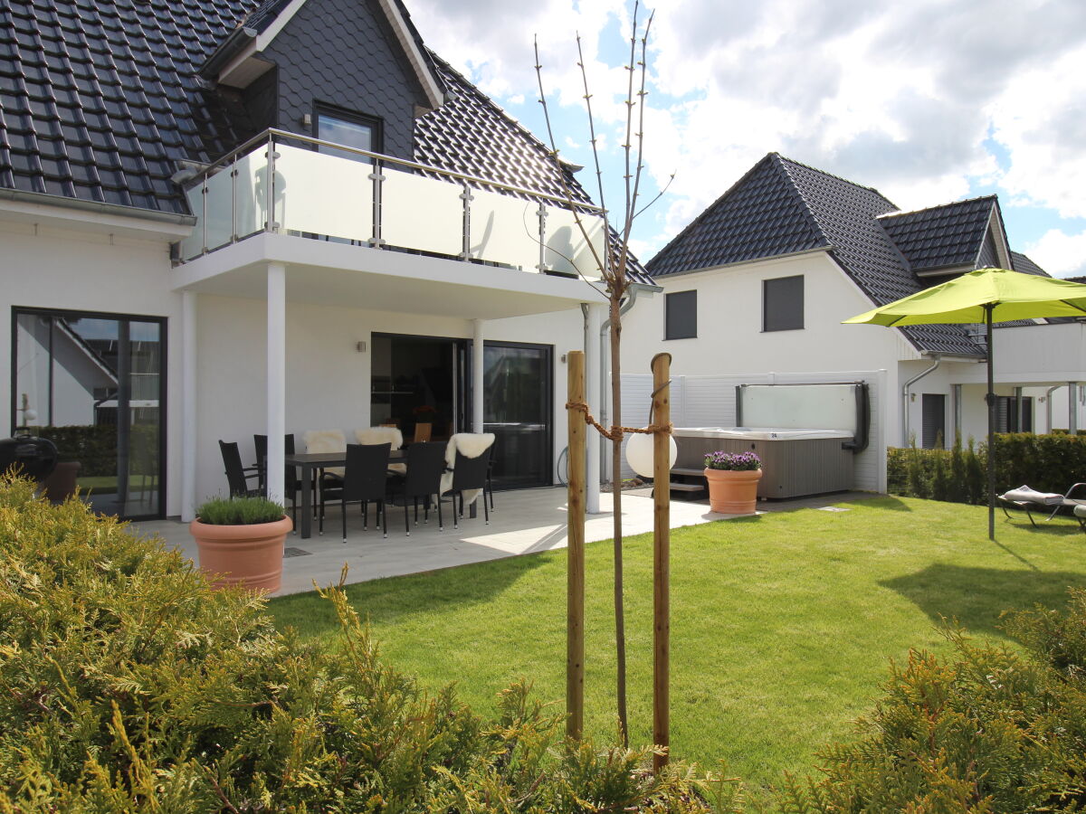 Garten mit Blick auf die Terrasse