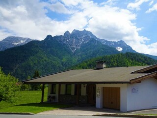 Hausansicht Frühling