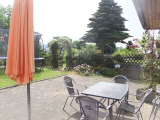 Sitzplatz/Terrasse vor der Fewo/Trampolin