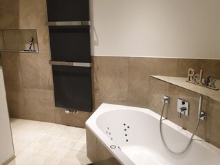 Badewanne mit Whirlpoolfunktion