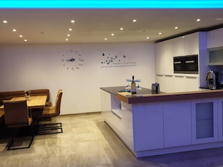 Offener Wohn-/Essbereich mit LED-Effekten