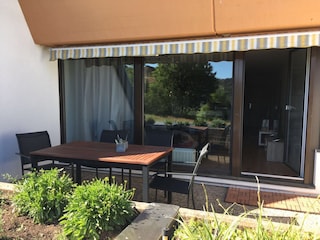 Terrasse im Außenbereich direkt vor dem Wohnzimmer