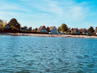 Reetdach-Siedlung vom Wasser aus gesehen