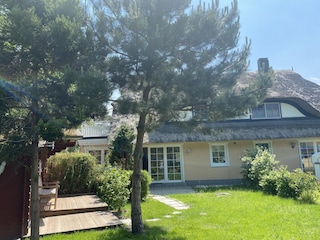 Blick auf das Haus aus dem Garten