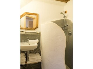 Almhütte_Dusche_Naturstein_Rosenhof_Alpbach