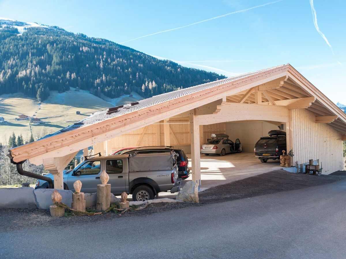 überdachter Parkplatz_ Rosenhof_Alpbach