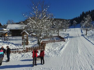 Rodelbahn hinter dem Haus