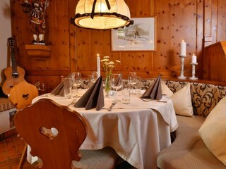 Runder Tisch in der Gaststube