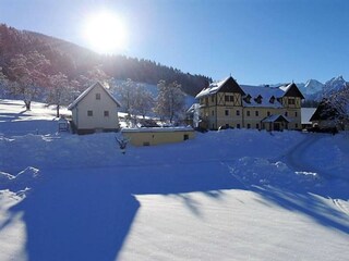 Blick auf das Landhotel im Winter