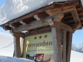 Hausschild im Winter