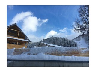 Skipiste im Hintergrund