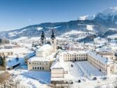 hotelansicht-jufa-hotel-pyhrn-priel-berge-winter-1