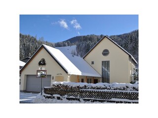 Talabfahrt im Hintergrund