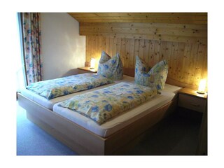 Schlafzimmer 1 der Enzianwohnung