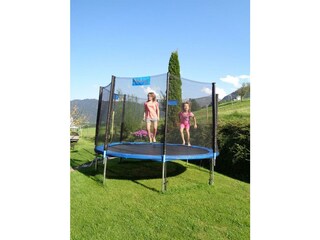 Trampolin im Garten