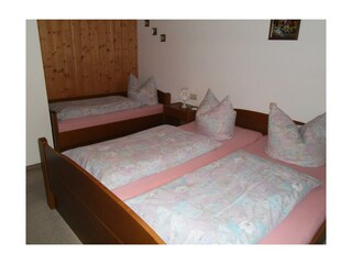 Schlafzimmer 1 mit Doppelbett und Kinderbett