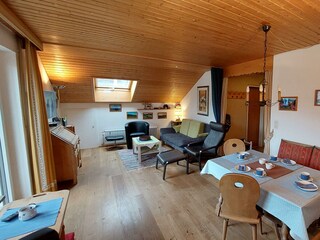 Wohn-Esszimmer hell und viel Platz