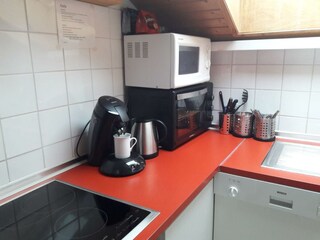 Küche mit Backofen, Mikro und  Tassimo