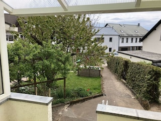 Balkon: Blick Richtung Nachbars Garten