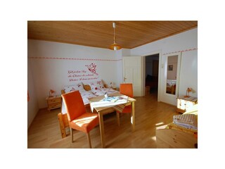 Zimmer mit Verbindungstür