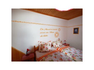 Liebevoll gestaltete Schlafzimmer