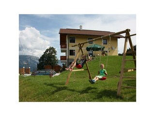 Haus Taxegger - Spielplatz und Wiese zum Toben