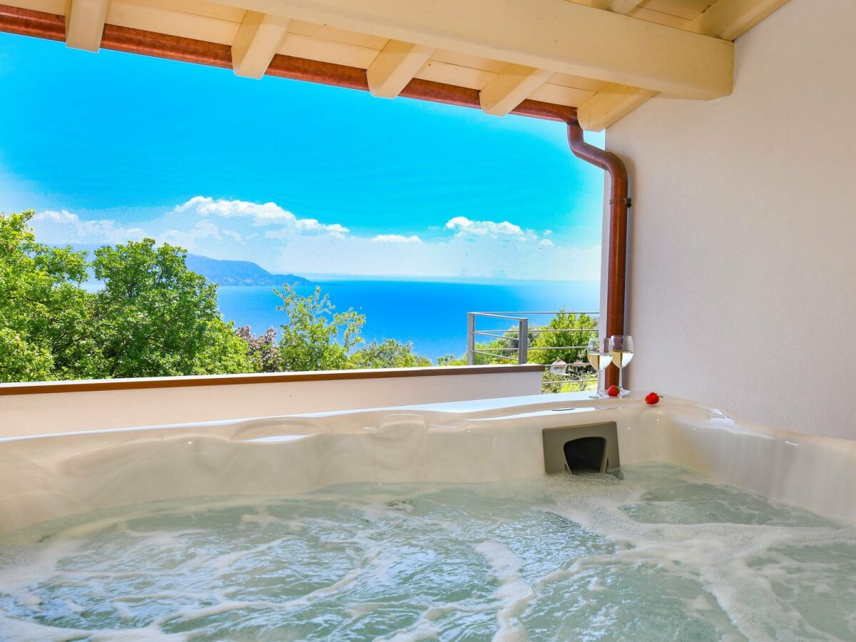 Private Jacuzzi mit Seeblick