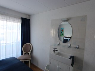 Schlafzimmer hat auch eine Waschbecke