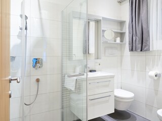 Badezimmer mit Dusche (Bodenheizung)