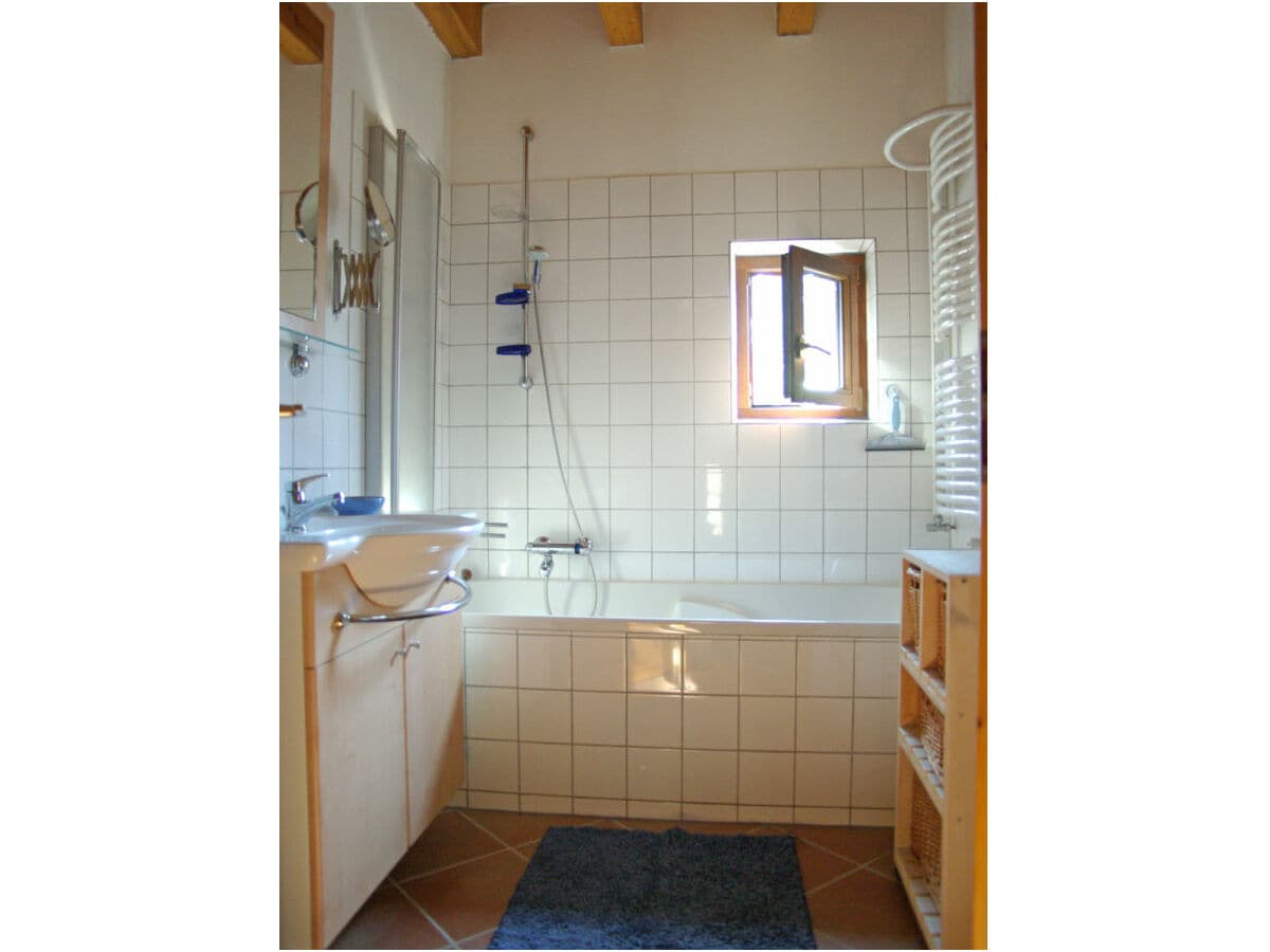 Badezimmer mit Toilette, Dusche/Badewanne, Waschbecken