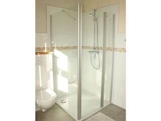 Geräumige Dusche