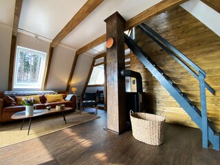 Wohnzimmer und Treppe ins Obergeschoss