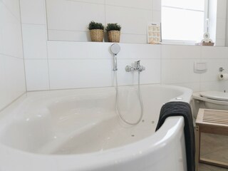 Großes Wellnessbad mit Whirlpool...