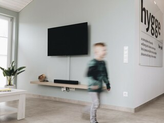 Heller Wohnbereich mit Flatscreen-TV
