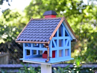 kleines Vogelhaus im Garten