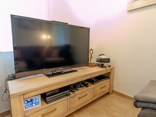 Großer Flachbildschirm im Wohnzimmer