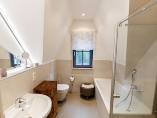 Bad mit Badewanne und Dusche