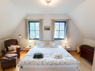 Schlafzimmer mit Doppelbett