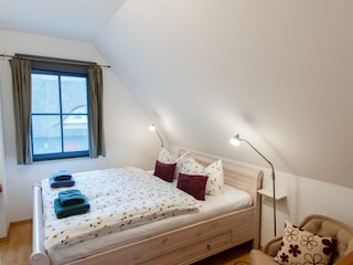 Schlafzimmer mit Doppelbett